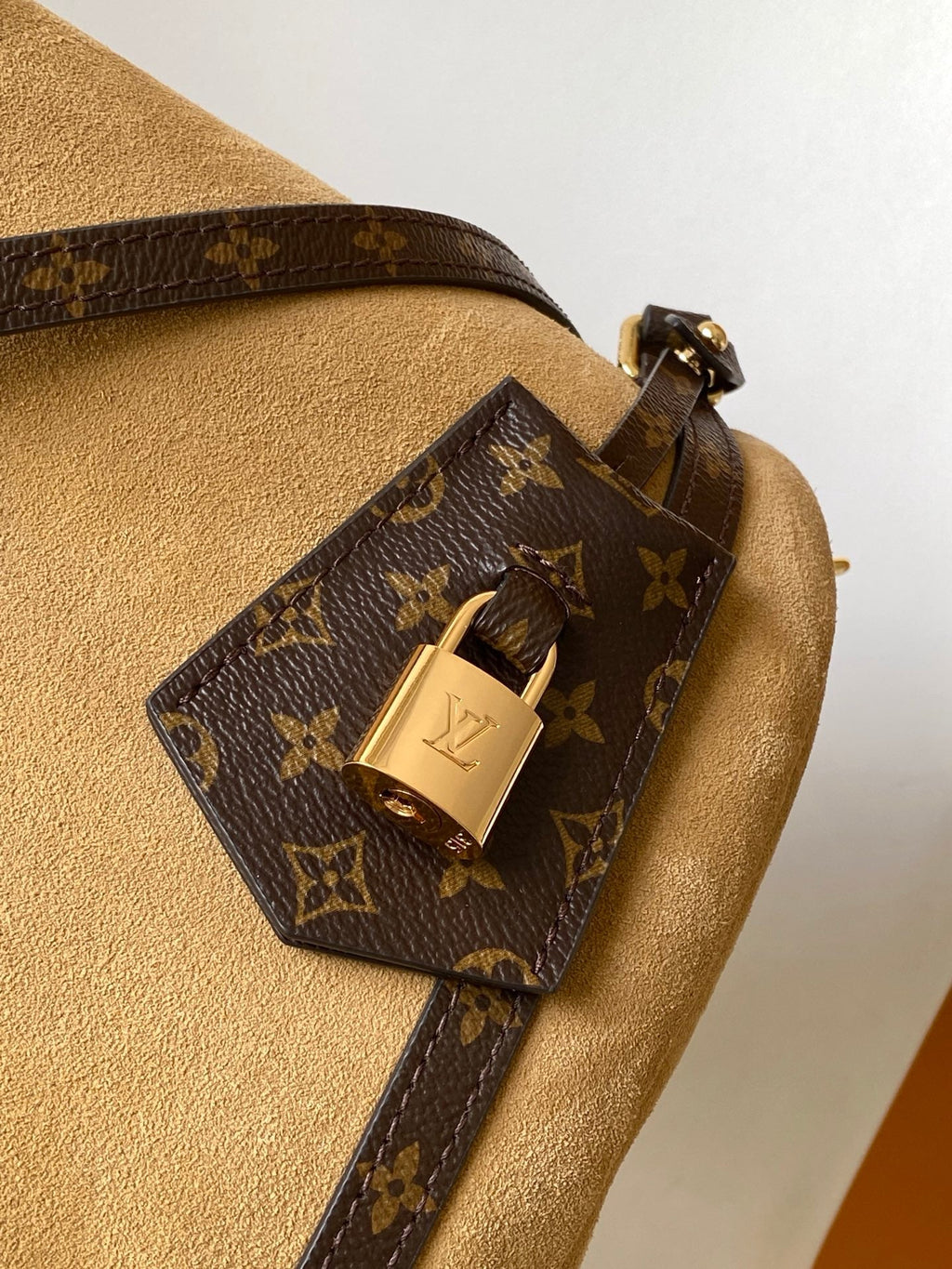 LOUIS VUITTON EXPRESS TRAVEL ΜΜ SUEDE