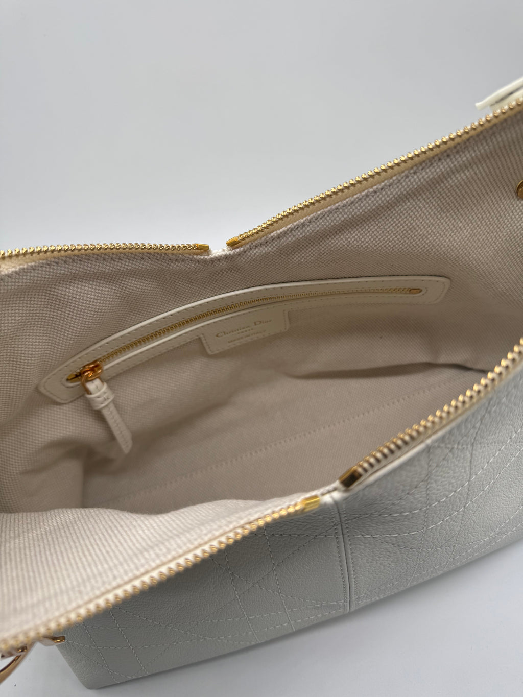 DIOR VOYAGE FLAT WHITE
