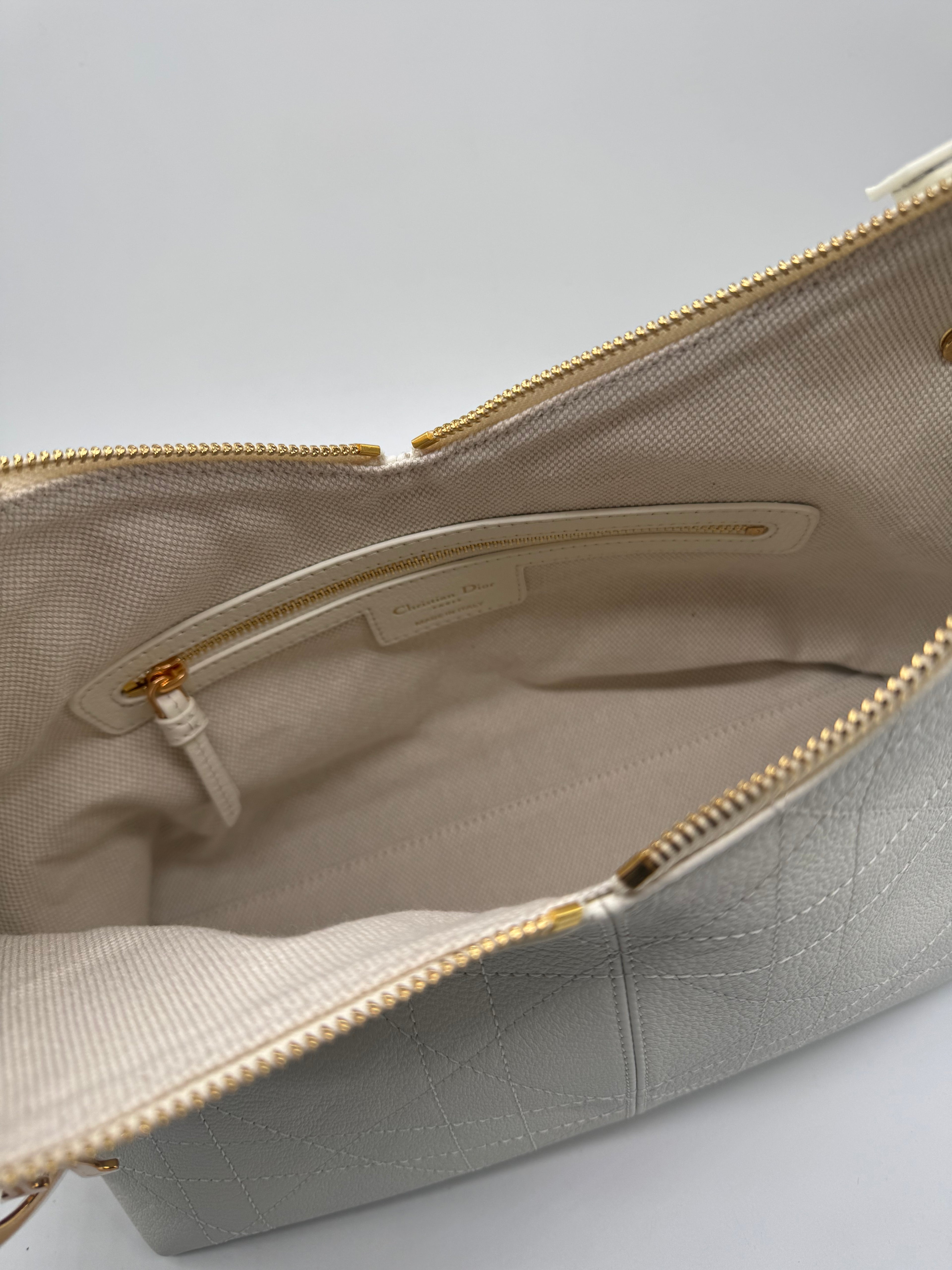 DIOR VOYAGE FLAT WHITE