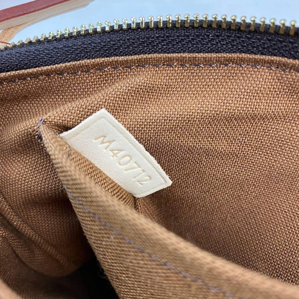LV pochette Azur