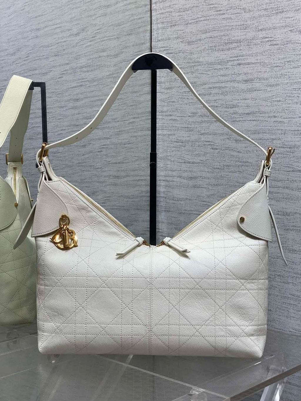 DIOR VOYAGE FLAT WHITE