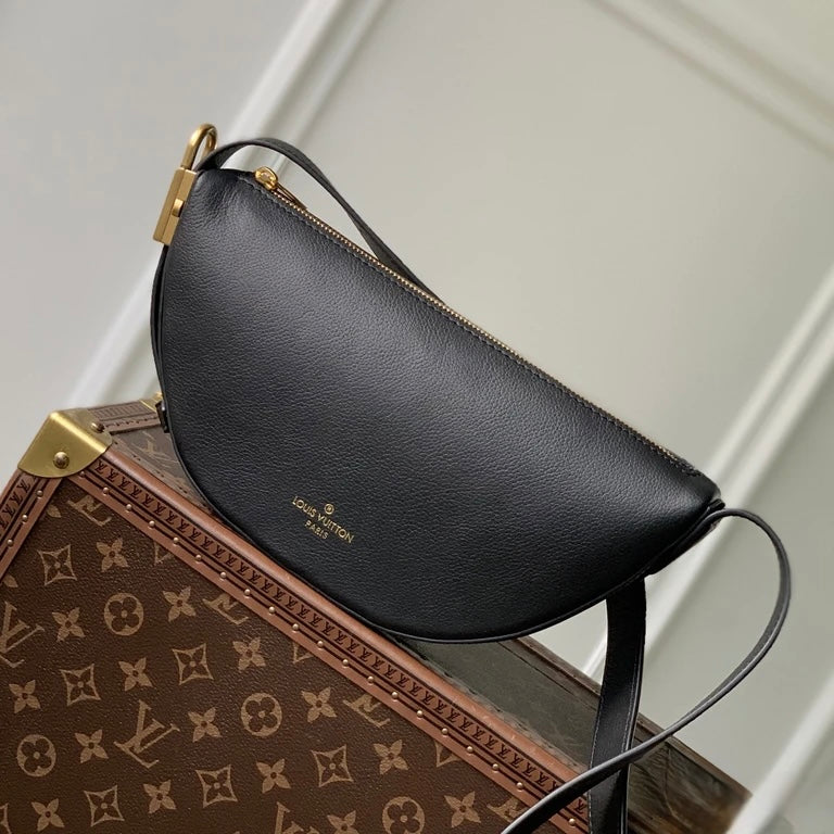 LV Low key bumbag black