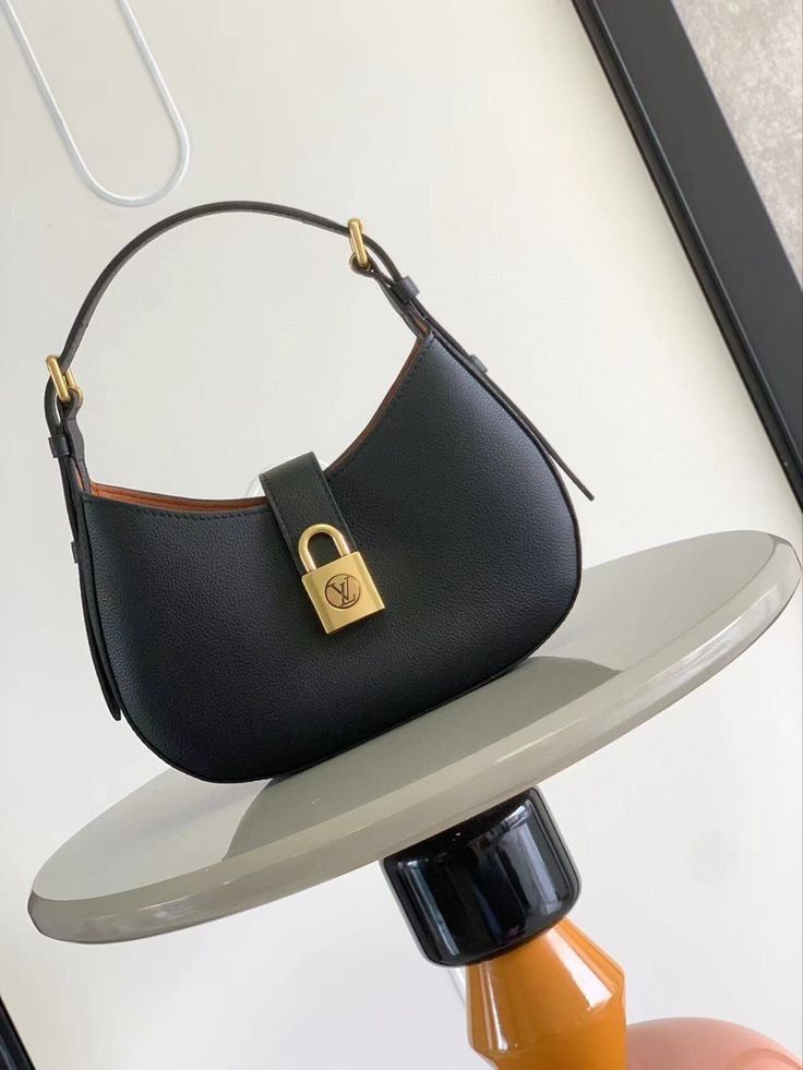 LV Low key shoulder black