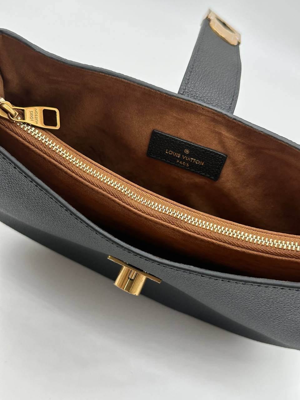 LV Low key shoulder black