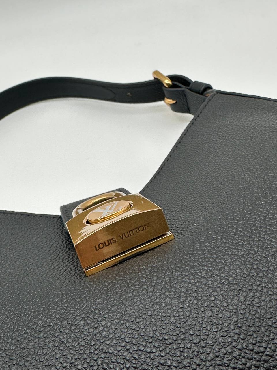 LV Low key shoulder black