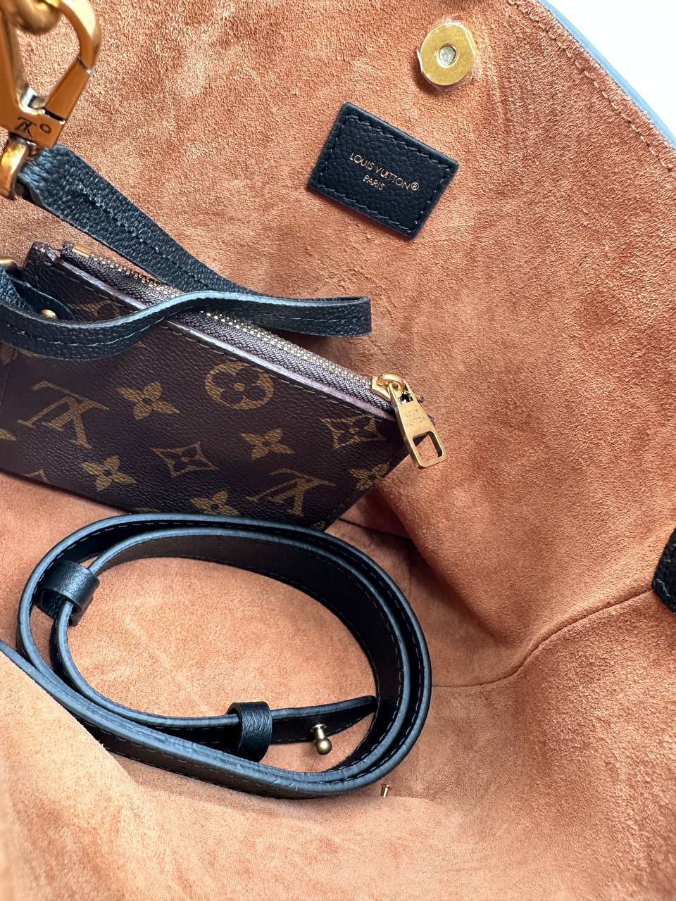 LV Low key all in black