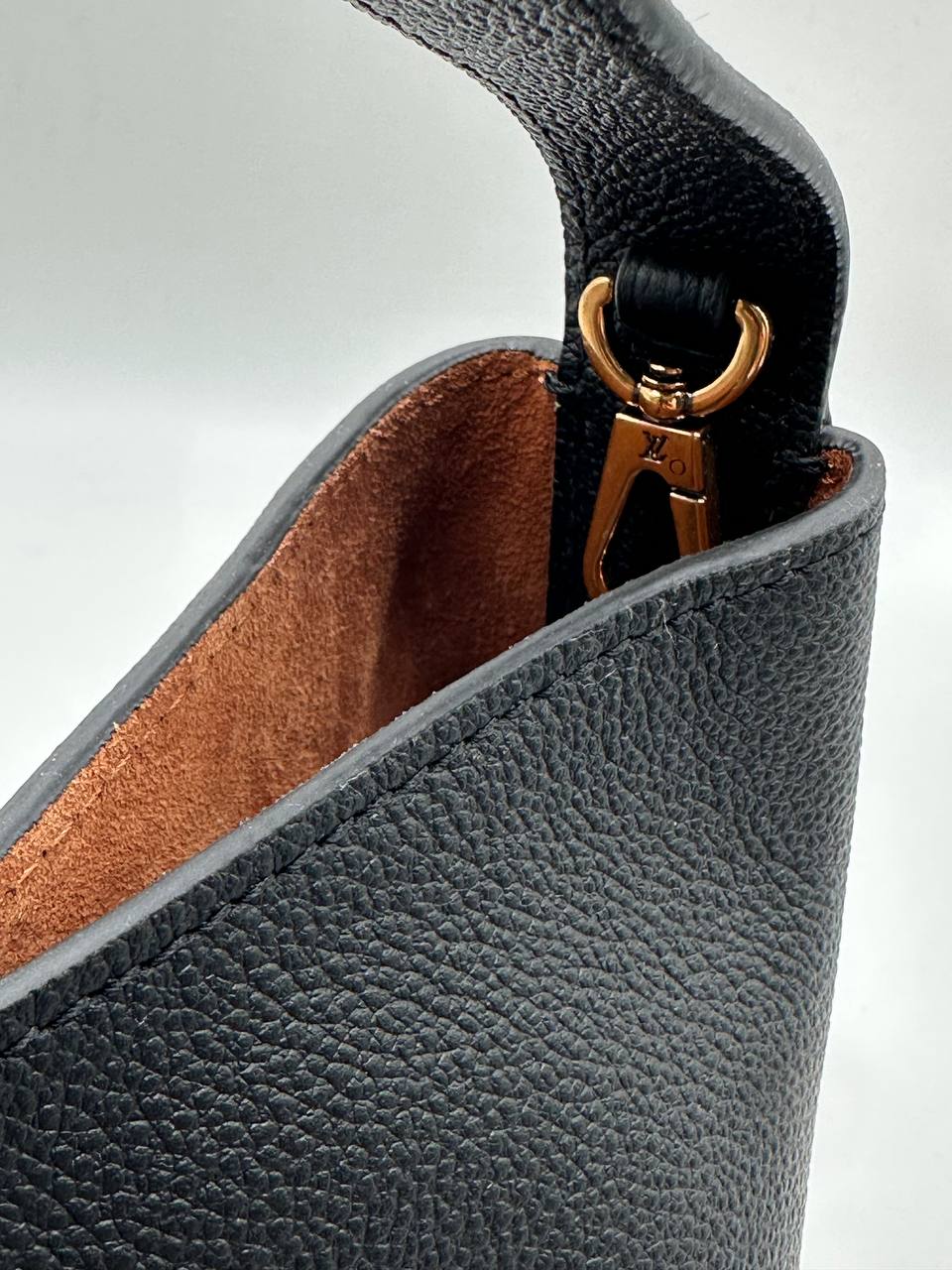 LV Low key all in black
